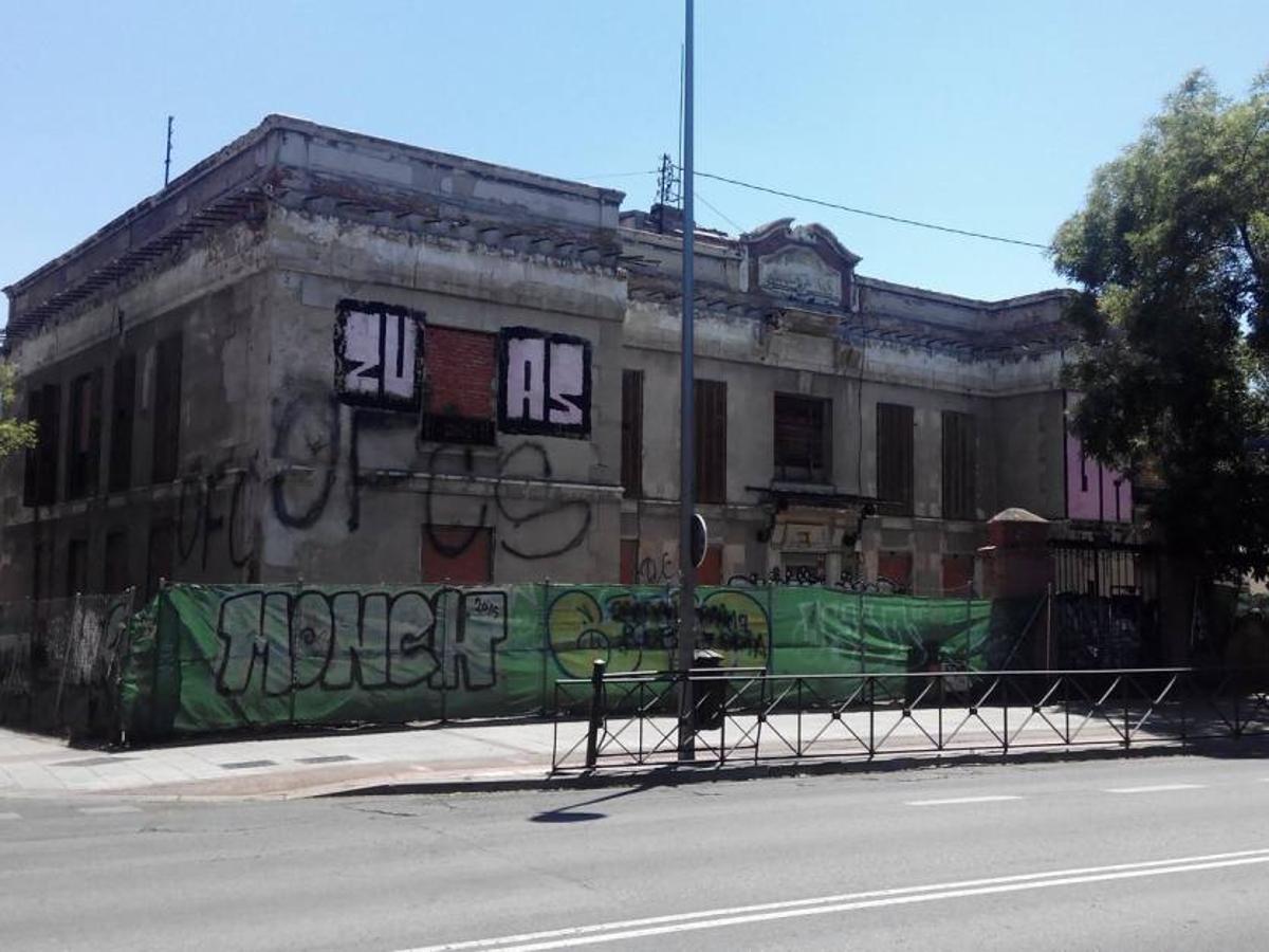 Fundación Goicoechea Isusi. Levantado en Carabanchel en 1924, fue un asilo para inválidos del trabajo manual e intelectual. Declarado en ruina en 1995, cuenta con un nivel de protección 2 en grado estructural. Carmena acordó en 2019 comprarlo por 2,5 millones de euros, pero el nuevo equipo de Gobierno del Ayuntamiento revocó la orden al no considerarlo viable por el estado de deterioro.. 