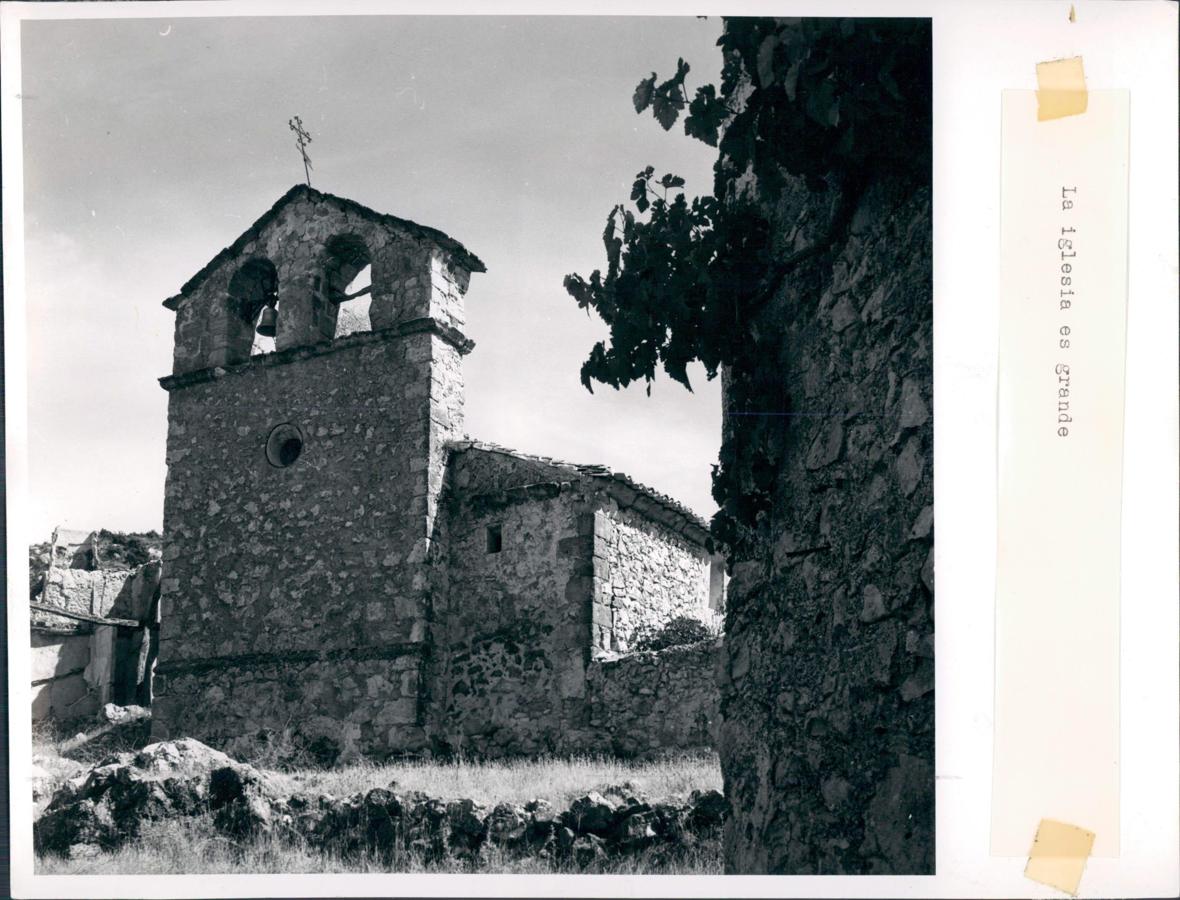 La iglesia de Hontanillas. Todavía queda en pie la espadaña, pero el templo se encuentra en mal estado. 