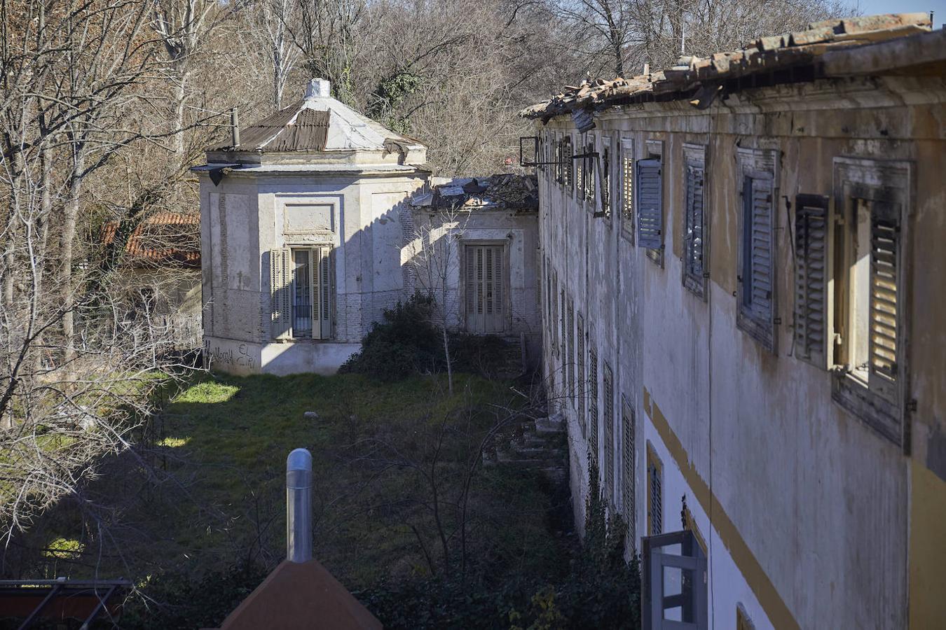 Palacio de Osuna. Bien de Interés Patrimonial (BIP) construido en el S. XVIII por orden el castrati Farinelli, el abandonado edificio fue devorado por un incendio en 2018. Continúa reducido a escombros.. 