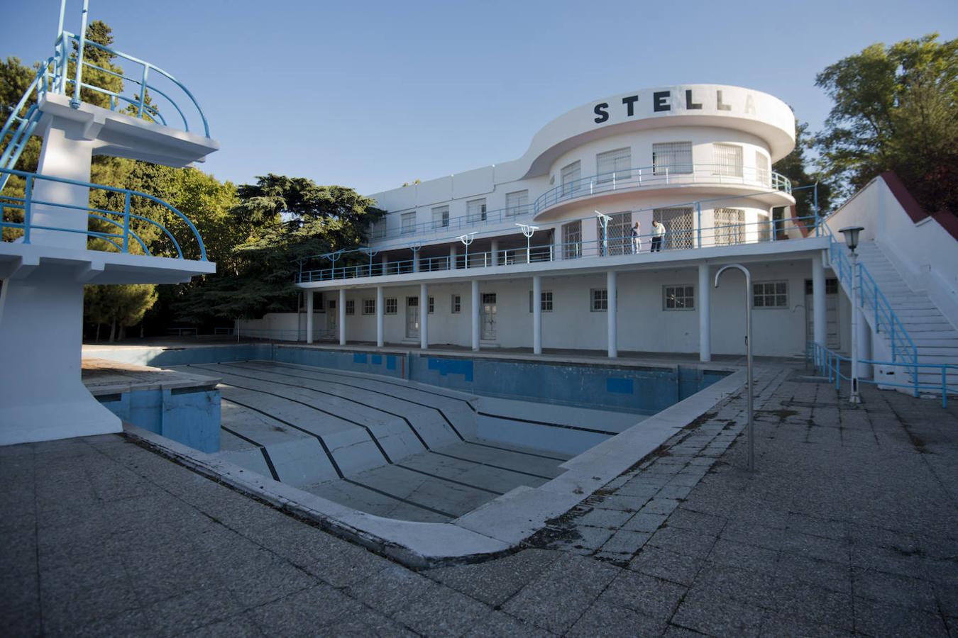 Piscina Stella. Situada junto a la M-30, el deteriorado club lleva cerrado al público desde 2006 en una finca que se protegió en 2011. Se construyó en 1947 y fue uno de los símbolos de la modernidad de Madrid.. 