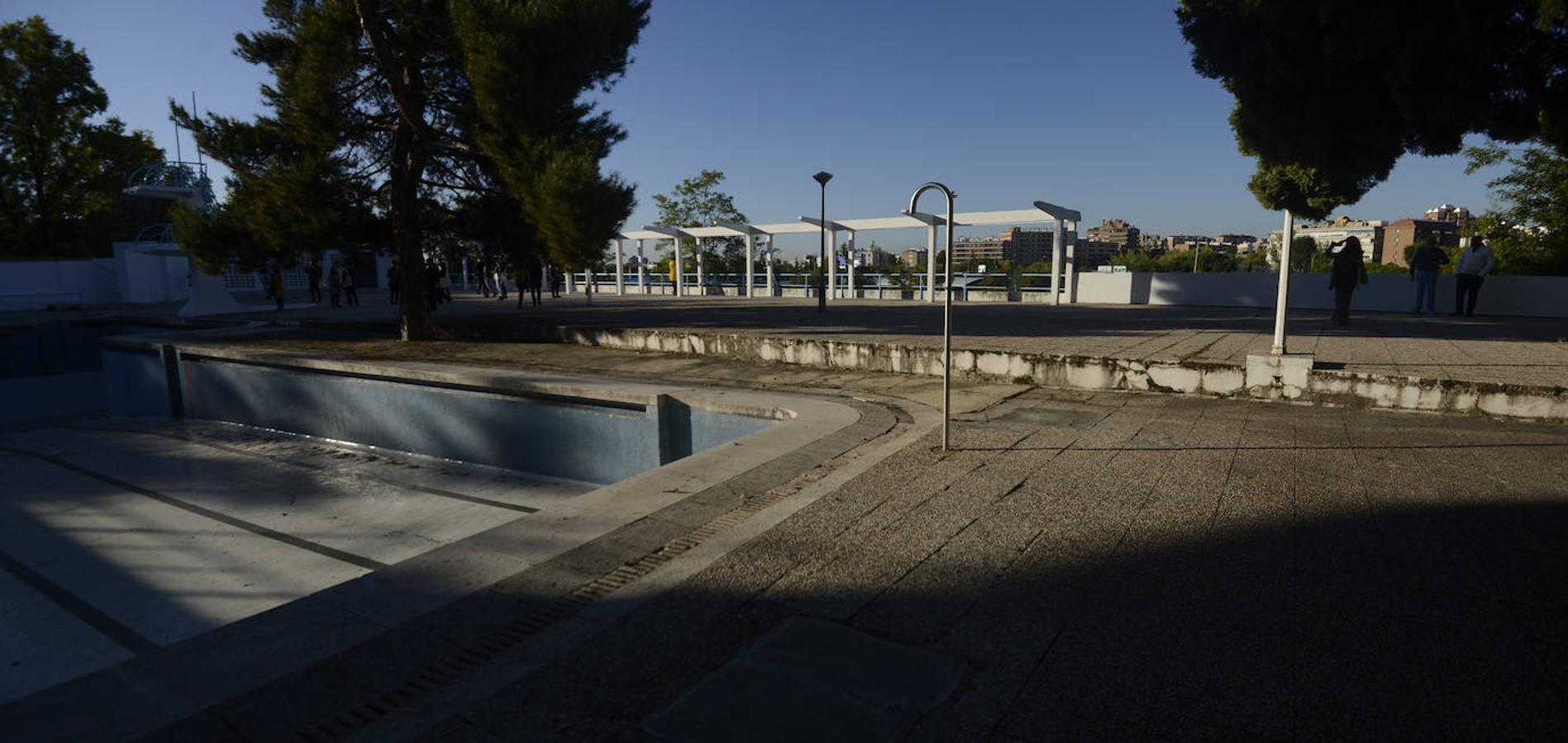 Piscina Stella. Situada junto a la M-30, el deteriorado club lleva cerrado al público desde 2006 en una finca que se protegió en 2011. Se construyó en 1947 y fue uno de los símbolos de la modernidad de Madrid.. 