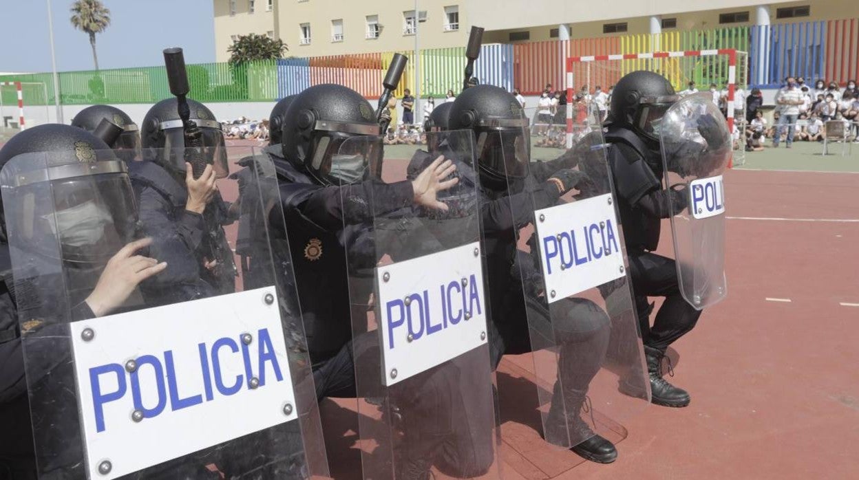 Fotos: La clase magistral de la Policía en el colegio San José-Esclavas de Cádiz