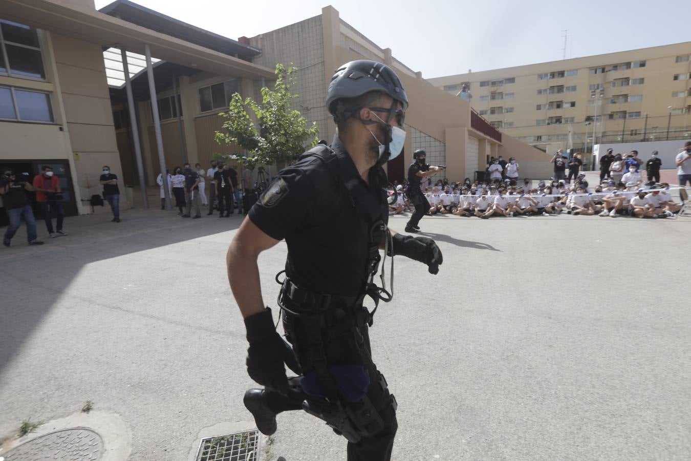 Fotos: La clase magistral de la Policía en el colegio San José-Esclavas de Cádiz