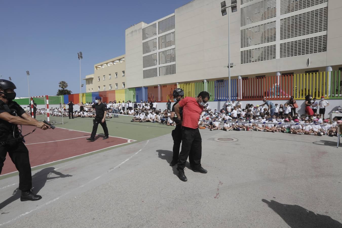 Fotos: La clase magistral de la Policía en el colegio San José-Esclavas de Cádiz