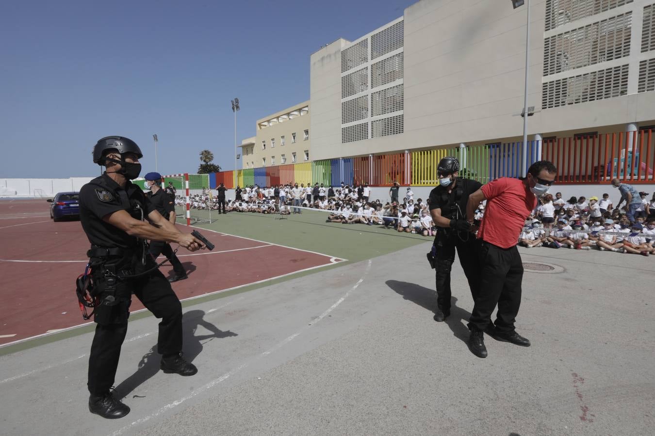 Fotos: La clase magistral de la Policía en el colegio San José-Esclavas de Cádiz