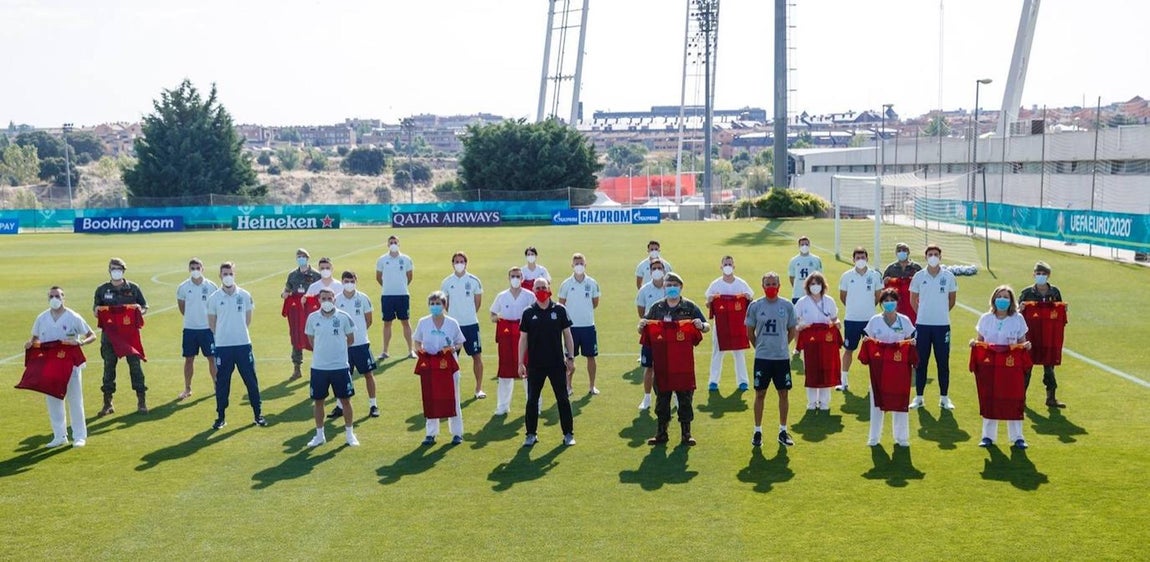 Los jugadores de la selección española reciben la vacuna contra el coronavirus