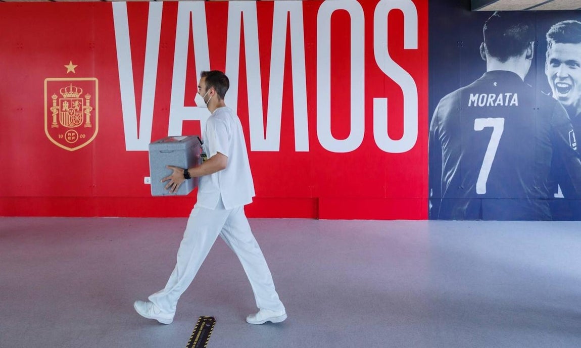 Los jugadores de la selección española reciben la vacuna contra el coronavirus