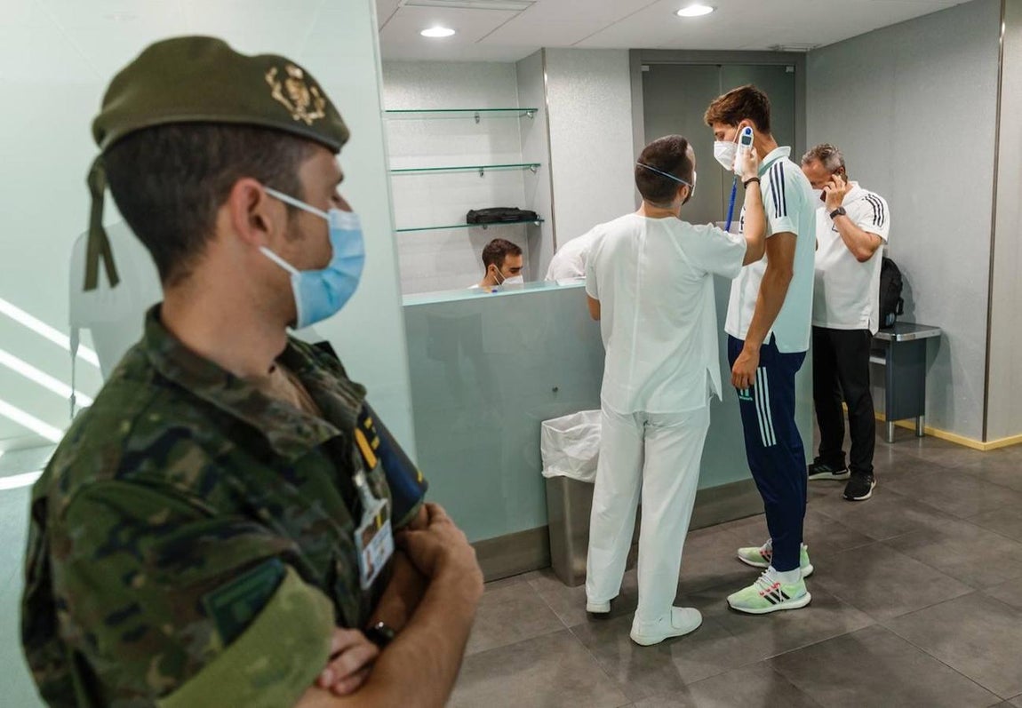 Los jugadores de la selección española reciben la vacuna contra el coronavirus