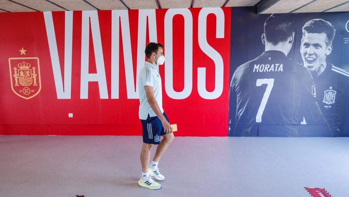 Los jugadores de la selección española reciben la vacuna contra el coronavirus