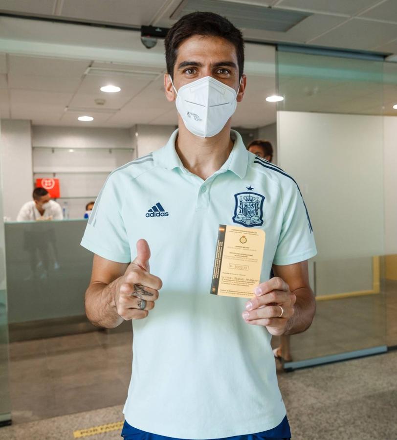 Los jugadores de la selección española reciben la vacuna contra el coronavirus