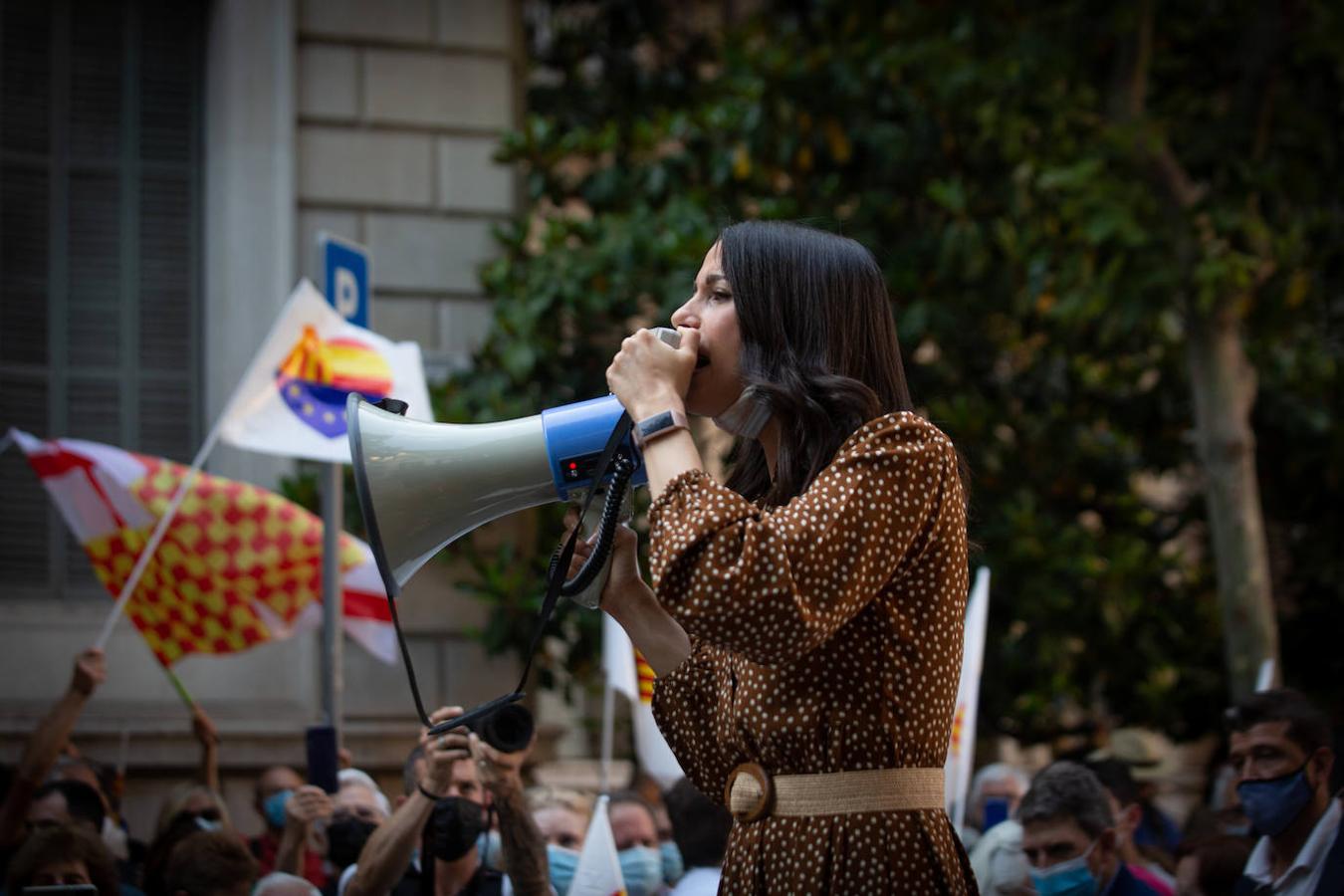 La líder de Ciudadanos, Inés Arrimadas, interviene durante una concentración convocada por el partido político Ciudadanos, acompañados por el PP de Cataluña contra los indultos, frente a la delegación del Gobierno de Cataluña, a 11 de junio de 2021, en Barcelona, Cataluña (España). 