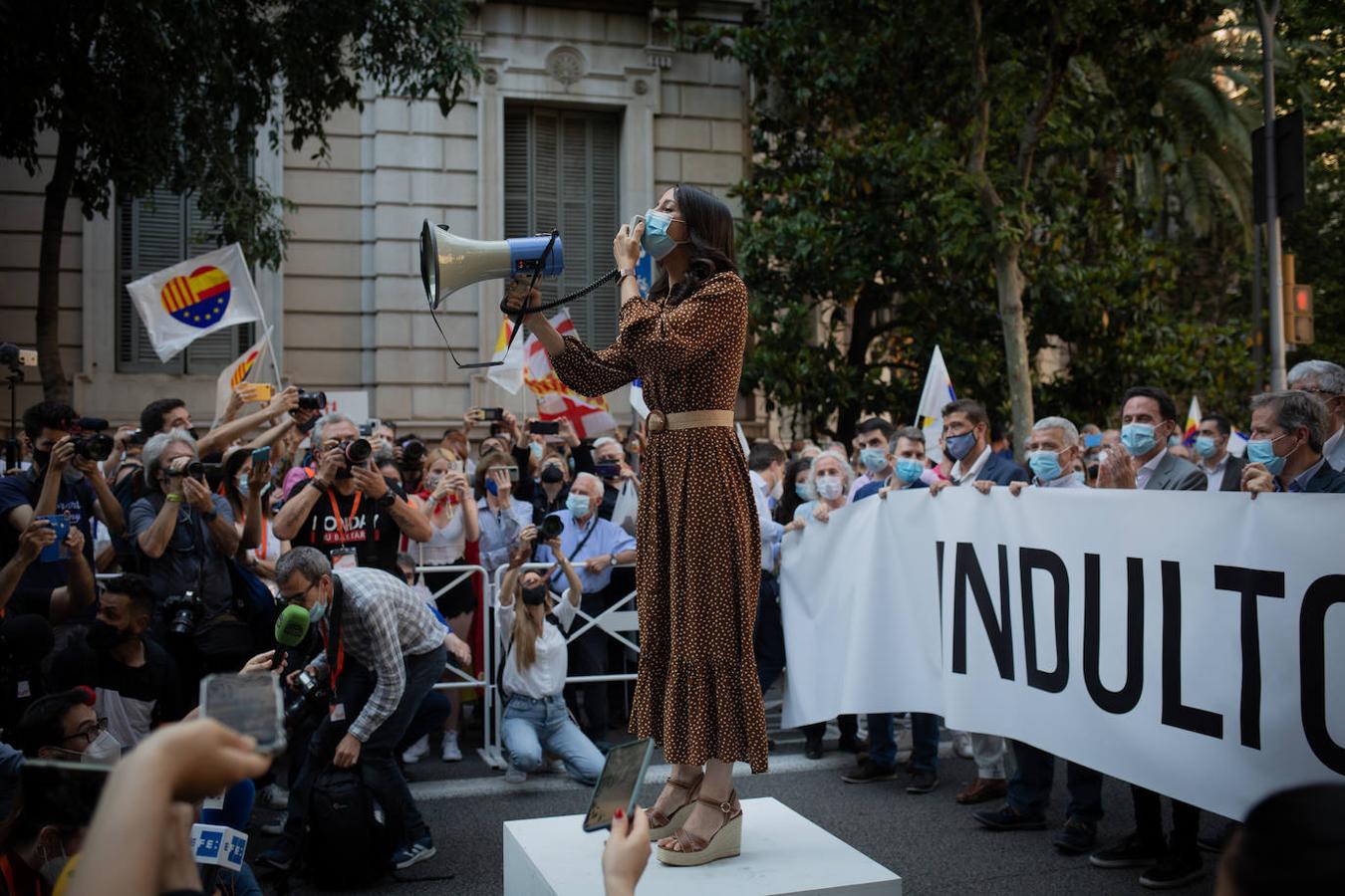 La líder de Ciudadanos, Inés Arrimadas, interviene durante una concentración convocada por el partido político Ciudadanos, acompañados por el PP de Cataluña contra los indultos, frente a la delegación del Gobierno de Cataluña, a 11 de junio de 2021, en Barcelona, Cataluña (España). 