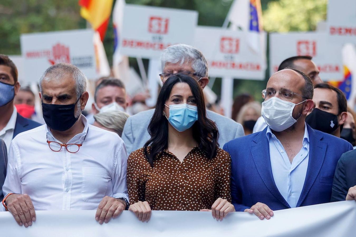 La presidenta de Ciudadanos (Cs), Inés Arrimadas (C), y los líderes de Cs y PP en Cataluña, Carlos Carrizosa (i) y Alejandro Fernández (d), participan en la concentración contra los indultos convocada bajo el lema de «No en nuestro nombre», este viernes en Barcelona. 