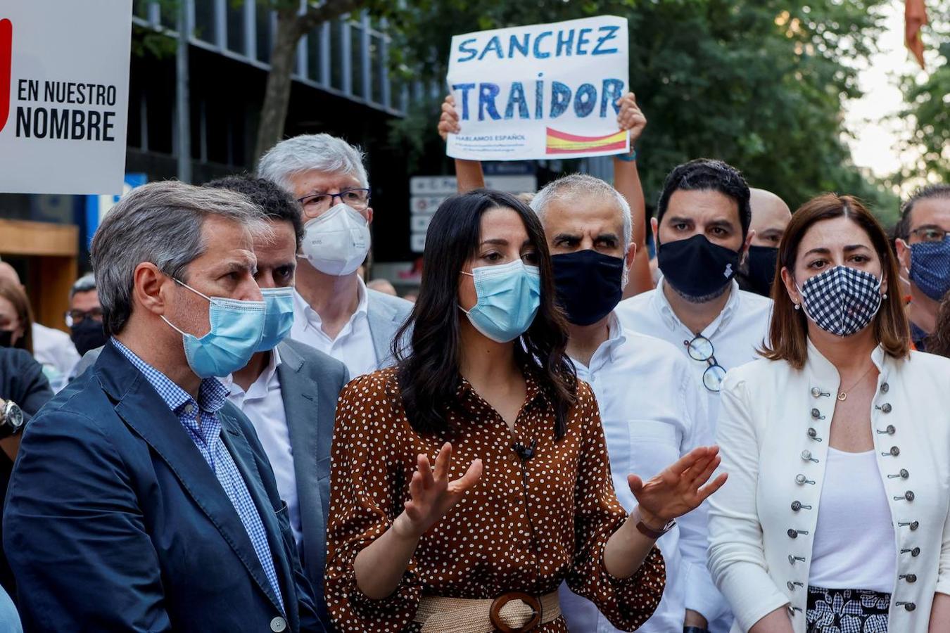 La presidenta de Ciudadanos (Cs), Inés Arrimadas (C), participa en la concentración contra los indultos convocada bajo el lema de «No en nuestro nombre», este viernes en Barcelona. 