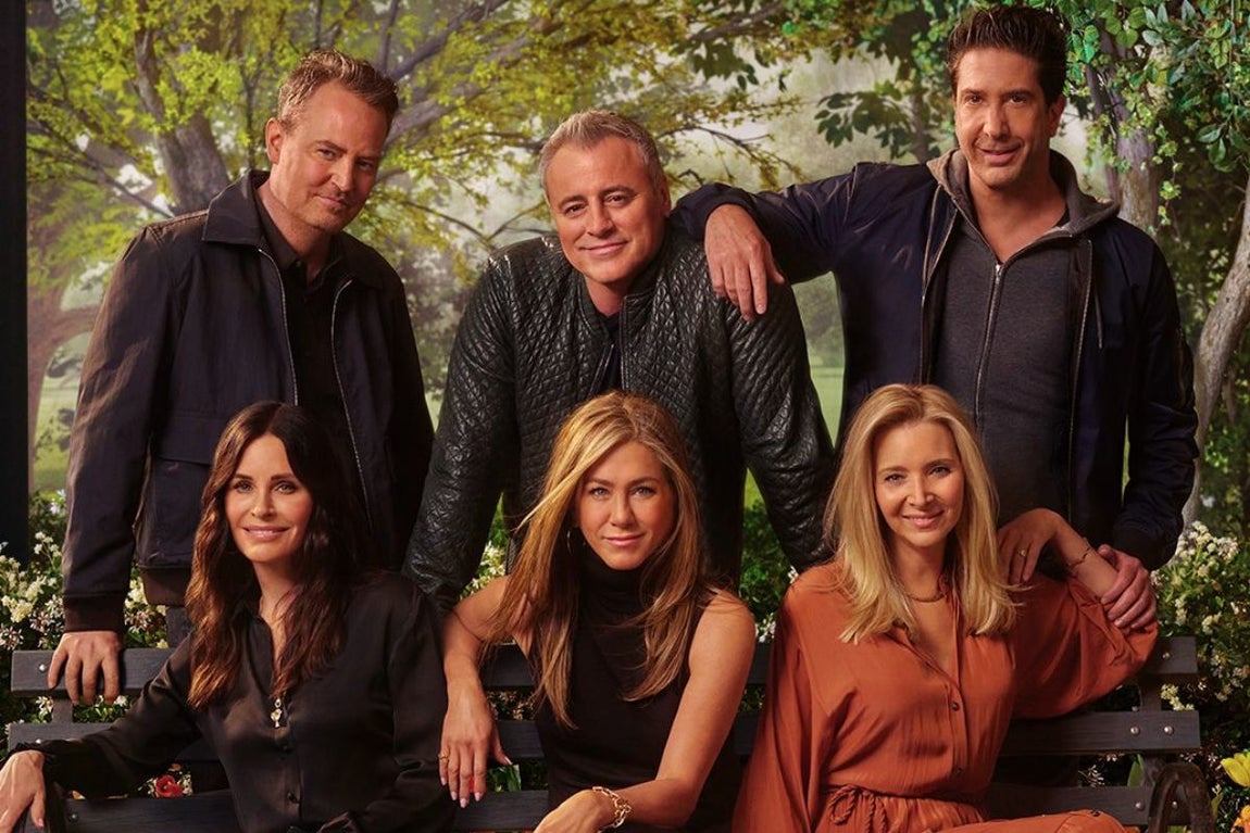 Friends, el reencuentro - HBO. Era difícil estar a la altura de las expectativas pero 'Friends: el reencuentro' logra el perfecto equilibrio entre comedia y nostalgia, dejando a los fans de la serie con buen sabor de boca y con la mente más puesta en lo maravilloso que fue disfrutar la serie en su momento en lugar de en lo que podía haber ocurrido de haberse grabado una secuela. La entrevista a los actores que años antes habían dado vida a Chandler, Phoebe, Monica, Ross, Rachel y Joey, entremezclada con el recuerdo de grandes escenas de la serie así como la aparición de rostros como los de Lady Gaga (momentazo cantando 'Smelly Cat' con Lisa Kudrow) o Maggie Wheeler (Janice, 'Oh, Dios mío'), convierten el reencuentro en un programa agradable y que, probablemente, consiga uno de los objetivos que HBO perseguía con su emisión: que los fans vuelvan a ver algunos de los mejores capítulos de la serie. Quien lo escribe ya lo ha hecho y al reencuentro le ha seguido, como no podía ser de otra forma, el episodio 5x11, 'El de todas las promesas' o, como la audiencia española lo conocerá: El de Ross y los pantalones de cuero.