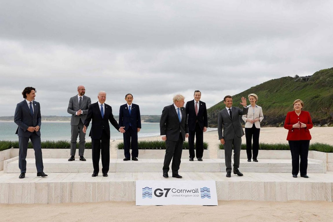 (De izquierda a derecha) El primer ministro de Canadá, Justin Trudeau, el presidente del Consejo Europeo Charles Michel, el presidente de los Estados Unidos, Joe Biden, el primer ministro de Japón, Yoshihide Suga, el primer ministro de Gran Bretaña, Boris Johnson, el primer ministro de Italia, Mario Draghi, el presidente de Francia, Emmanuel Macron, el presidente de la Comisión Europea Ursula von der Leyen y la canciller alemana, Angela Merkel, posan para la foto familiar al inicio de la cumbre del G-7. 