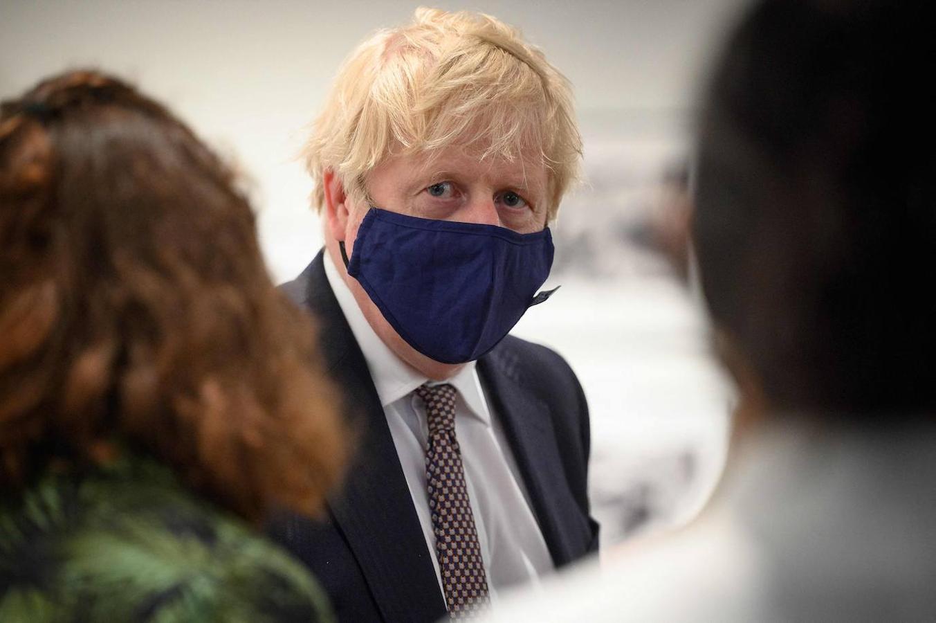 El primer ministro británico, Boris Johnson, habla sobre el límite de la ayuda exterior con un miembro de un grupo de compromiso durante una visita al Museo Marítimo de Falmouth. 