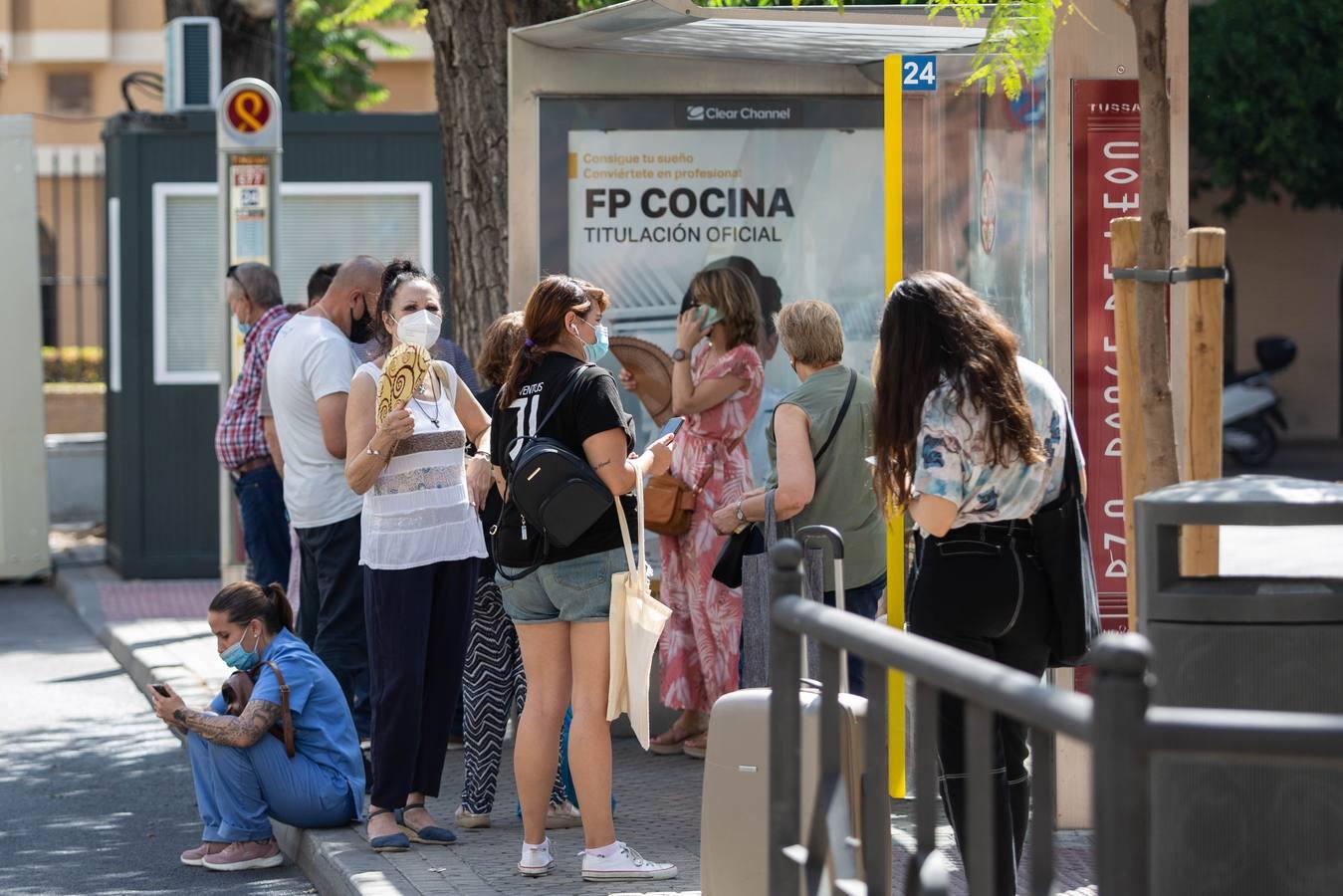 La huelga de Tussam en Sevilla apenas afecta a los usuarios: algunas colas y esperas un poco más largas