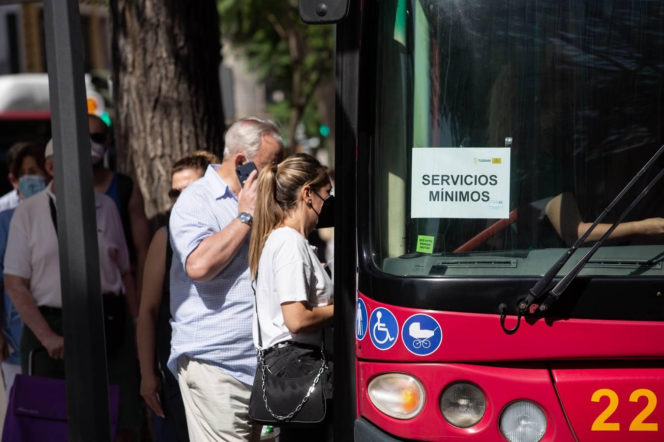 La huelga de Tussam en Sevilla apenas afecta a los usuarios: algunas colas y esperas un poco más largas