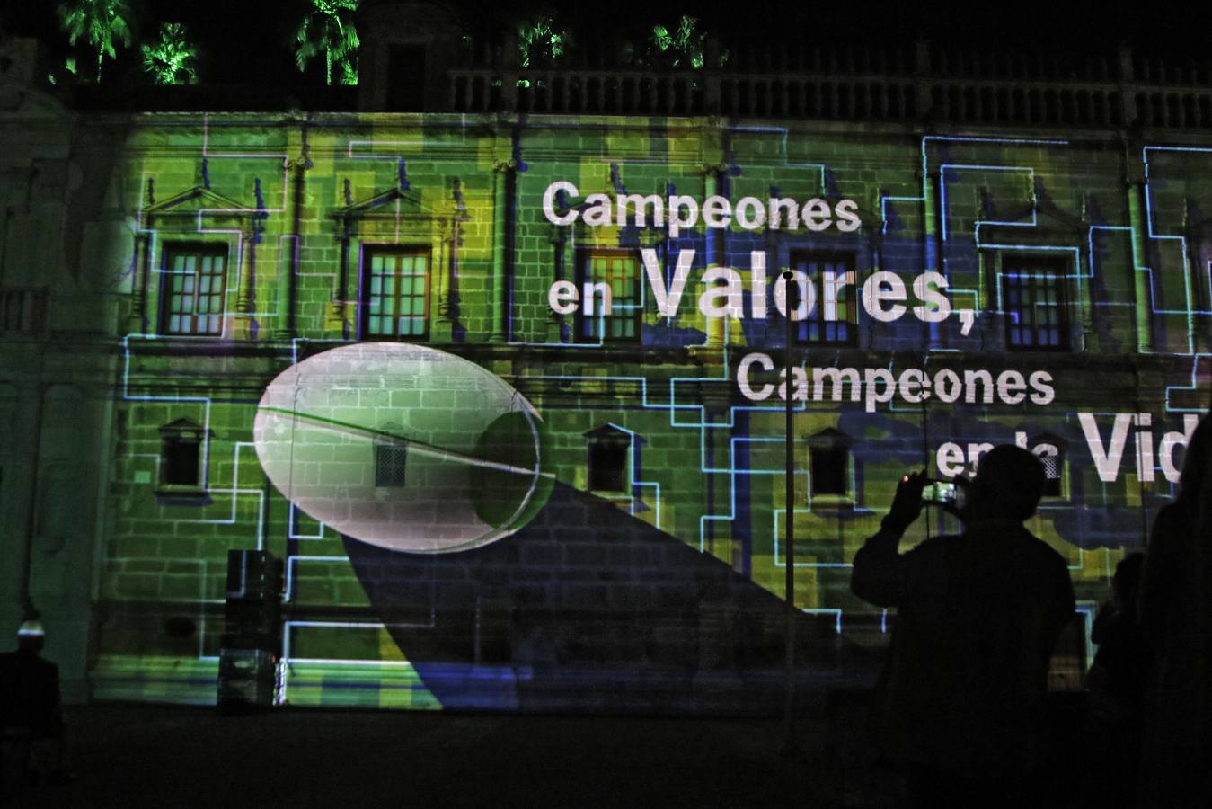 Eurocopa en Sevilla: espectáculo nocturno de luces de norte a sur de la ciudad