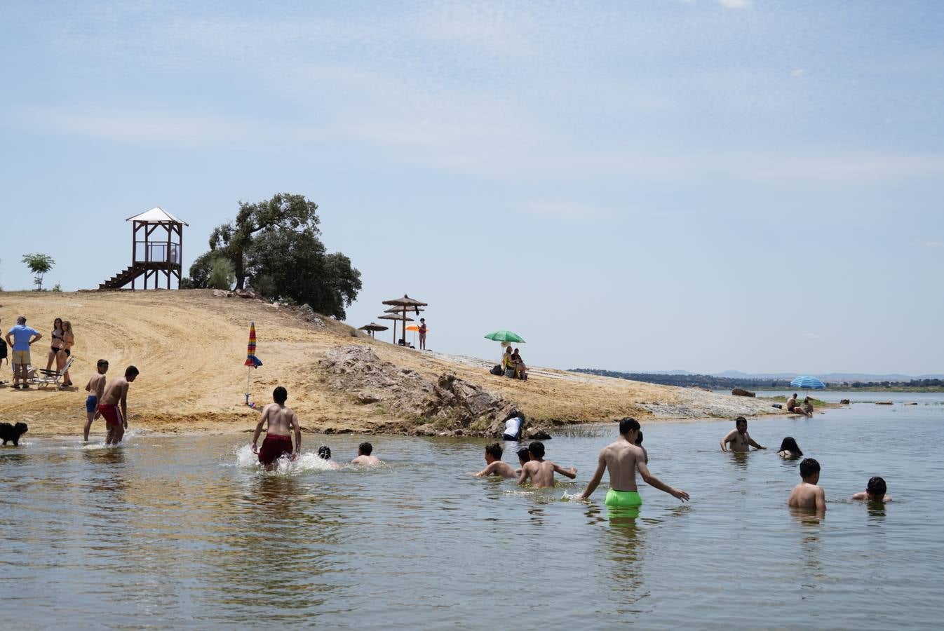 El primer baño en la playa del embalse de La Colada en Córdoba, en imágenes