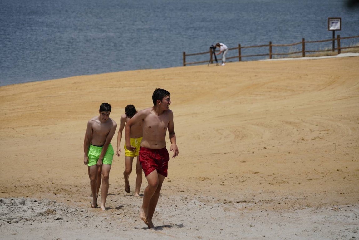 El primer baño en la playa del embalse de La Colada en Córdoba, en imágenes