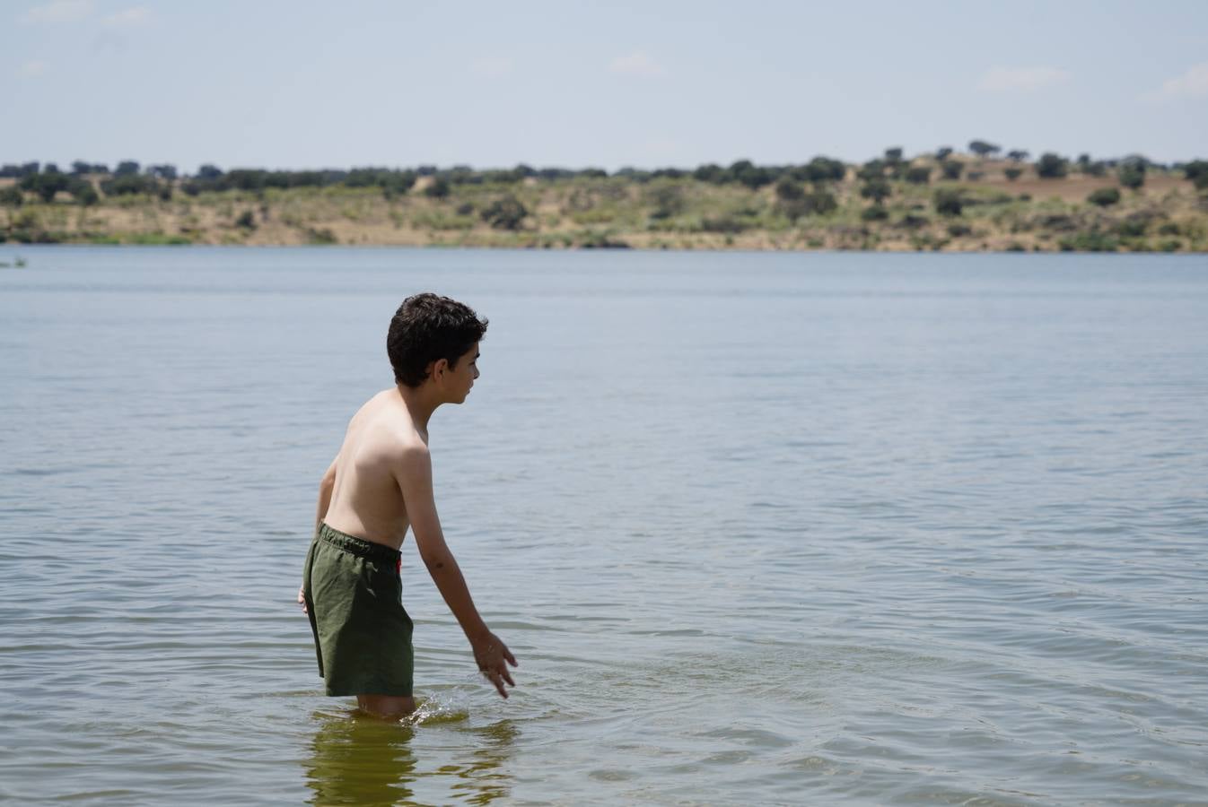 El primer baño en la playa del embalse de La Colada en Córdoba, en imágenes