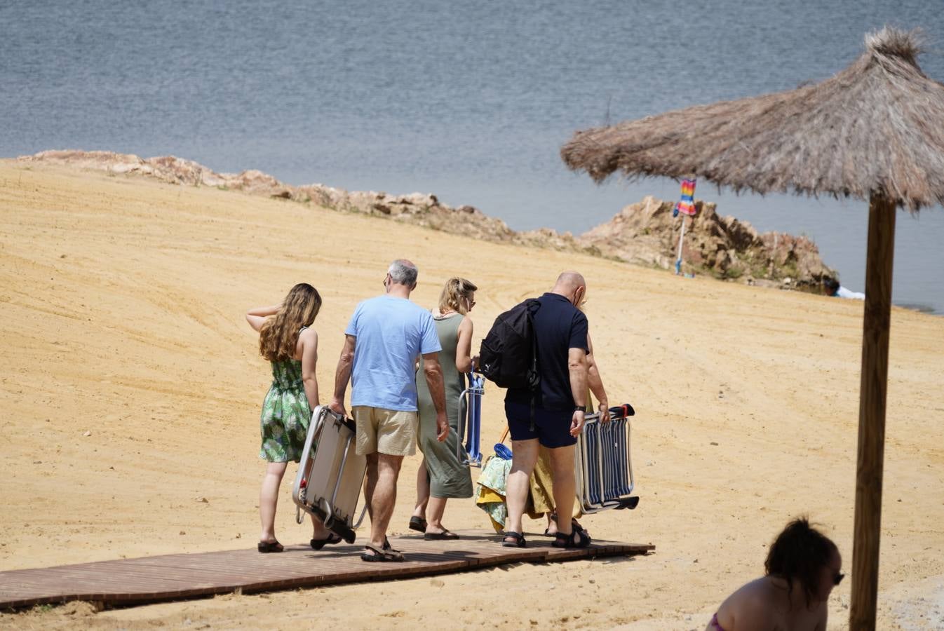 El primer baño en la playa del embalse de La Colada en Córdoba, en imágenes