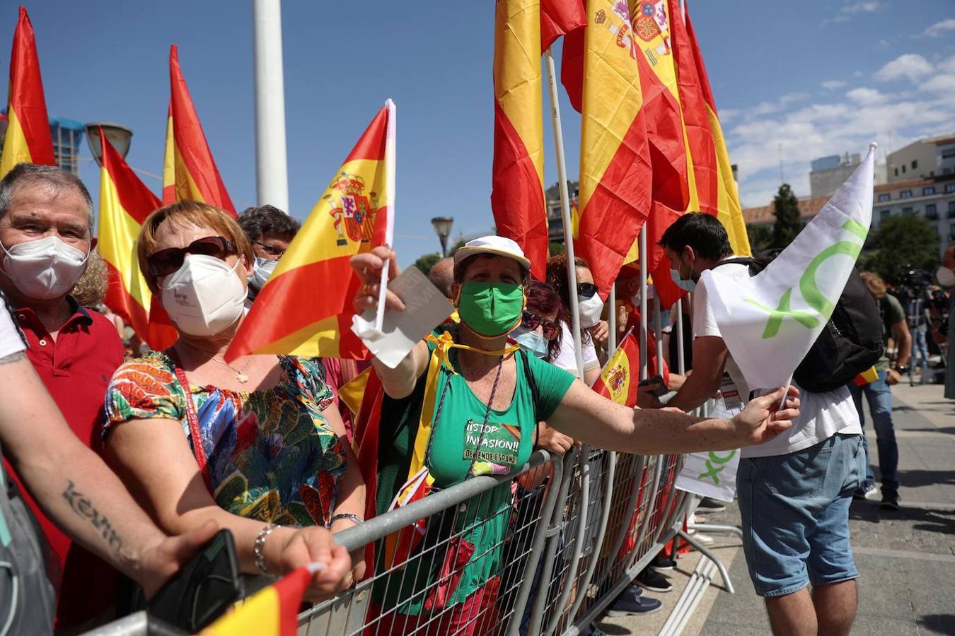 Los asistentes, 126.000 según la Policía Municipal de Madrid, 25.000 según la Policía Nacional, portaban banderas de España y pancartas con lemas como «No a los indultos» o «Indultos=Insulto», y han coreado mayoritariamente «Sánchez dimisión». Desde la organización no han ofrecido datos de asistencia.. 