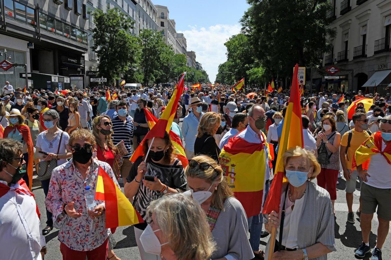 La Plaza de Colón ha alcanzado el aforo completo debido a la multitud que se ha acercado para protestar contra los indultos a los líderes independentistas, por lo que las inmediaciones de la plaza se han llenado de gente que se ha concentrado hasta pasadas las 13.30 horas, cuando ha finalizado el acto con el himno de España sin incidentes.. 