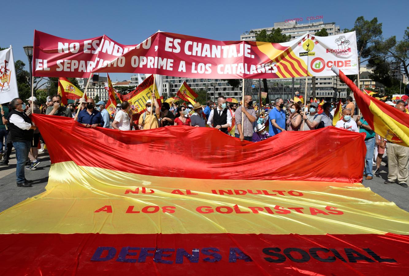 El punto de encuentro de Vox era totalmente el opuesto, junto a la estatua de Blas de Lezo, muy cerca de Serrano. Ahí se han dado cita centenares de simpatizantes y dirigentes del partido, con banderas nacionales, y también alguna de Vox, pese a la petición de los organizadores de no portar símbolos partidistas.. 