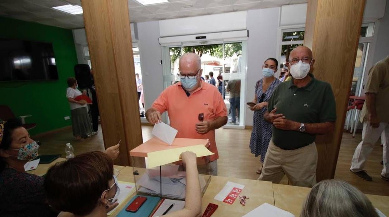 En imágenes, candidatos y militantes votan en las primarias del PSOE Andalucía en Sevilla