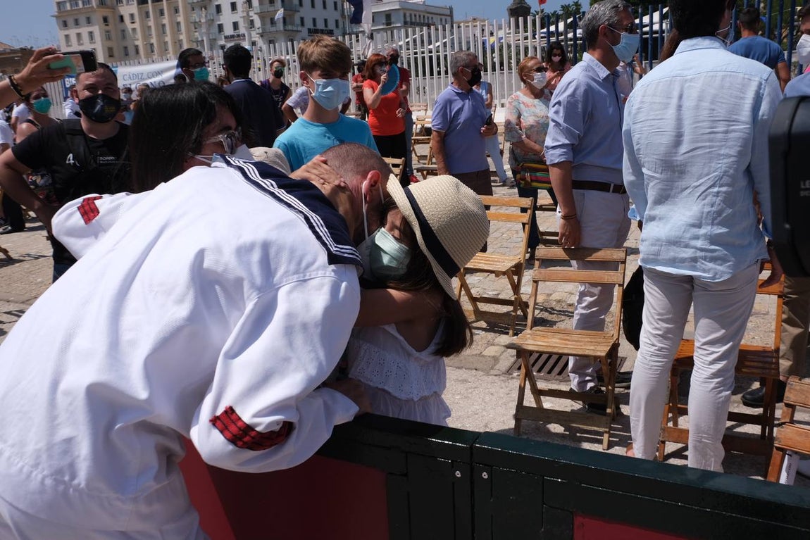 FOTOS: Así ha sido el recibimiento en Cádiz al Juan Sebastián de Elcano
