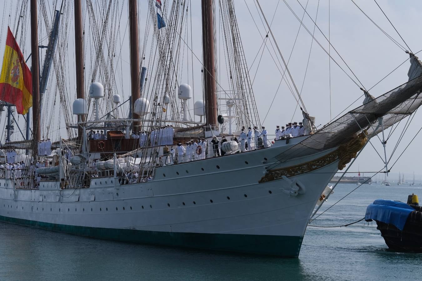 FOTOS: Así ha sido el recibimiento en Cádiz al Juan Sebastián de Elcano