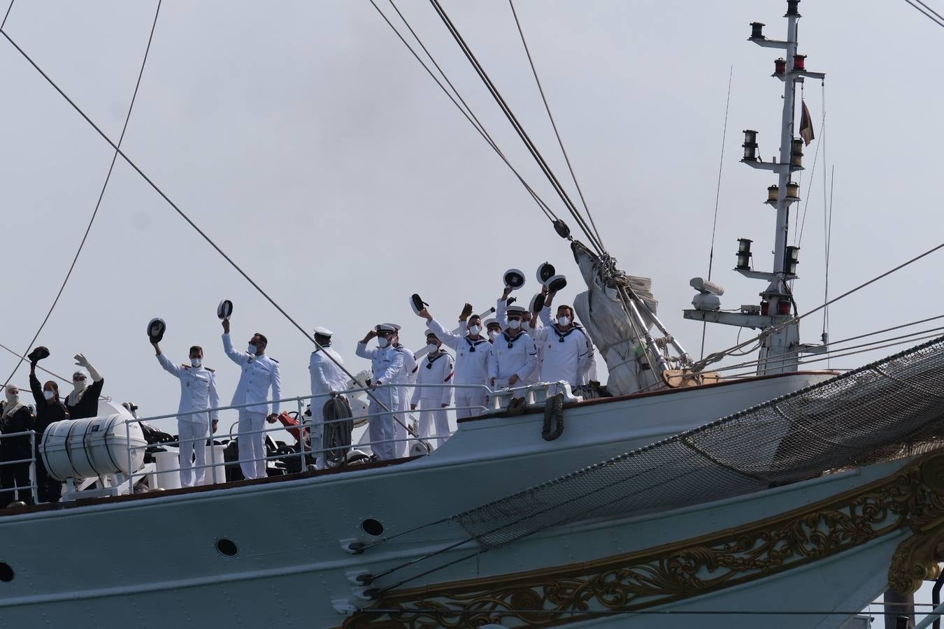 FOTOS: Así ha sido el recibimiento en Cádiz al Juan Sebastián de Elcano