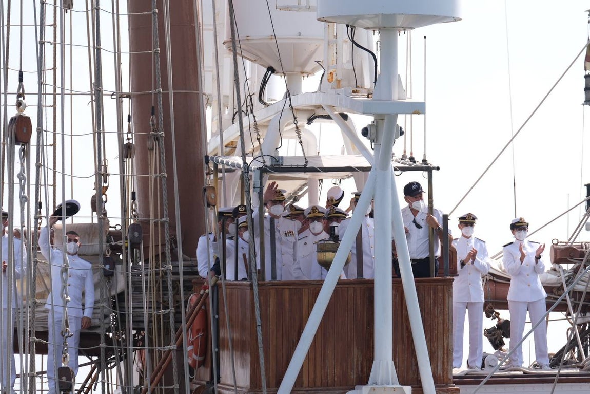 FOTOS: Así ha sido el recibimiento en Cádiz al Juan Sebastián de Elcano