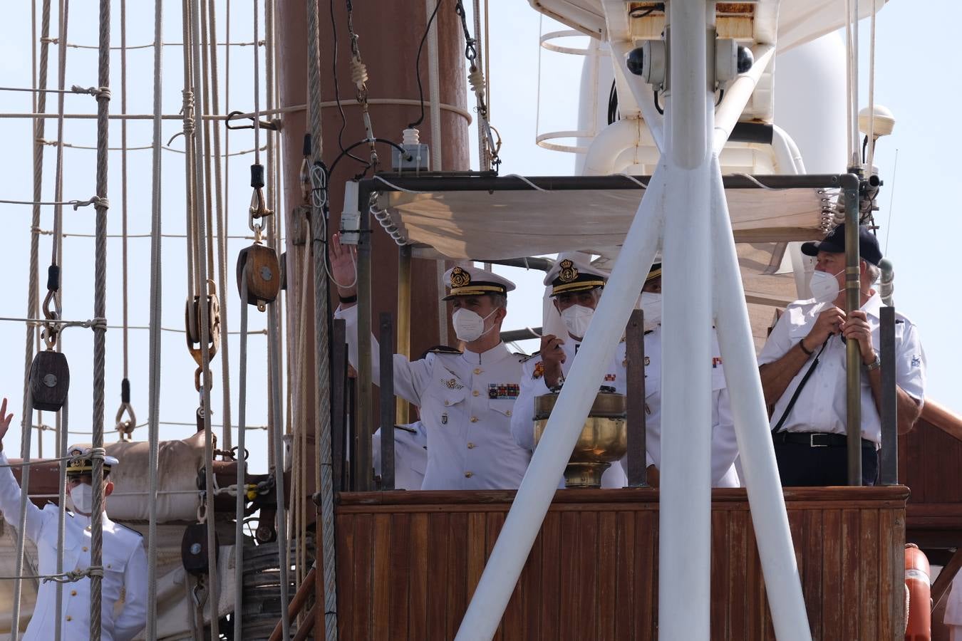 FOTOS: Así ha sido el recibimiento en Cádiz al Juan Sebastián de Elcano