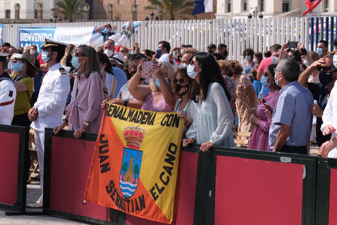 FOTOS: Así ha sido el recibimiento en Cádiz al Juan Sebastián de Elcano
