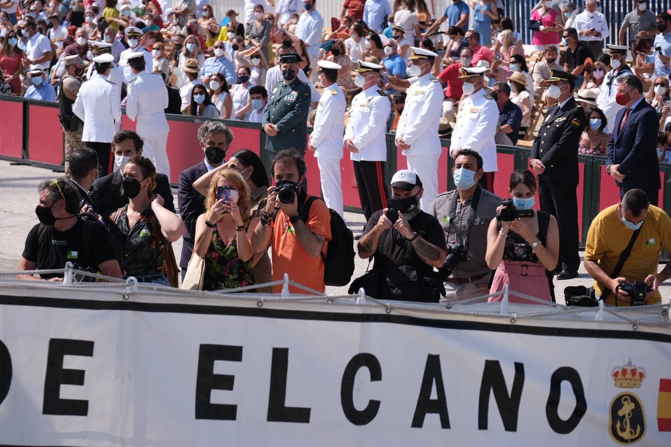 FOTOS: Así ha sido el recibimiento en Cádiz al Juan Sebastián de Elcano