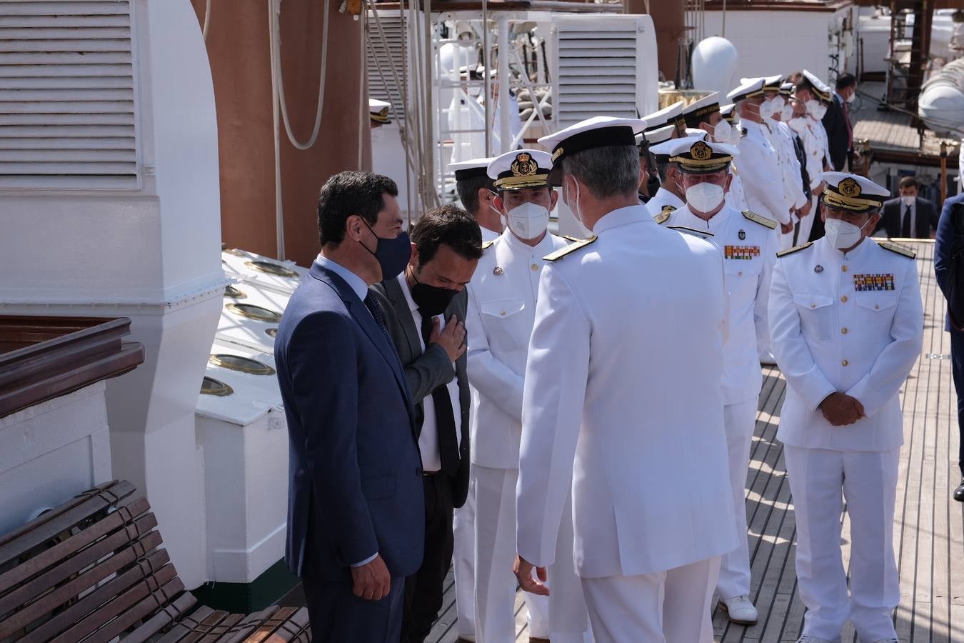 FOTOS: Así ha sido el recibimiento en Cádiz al Juan Sebastián de Elcano