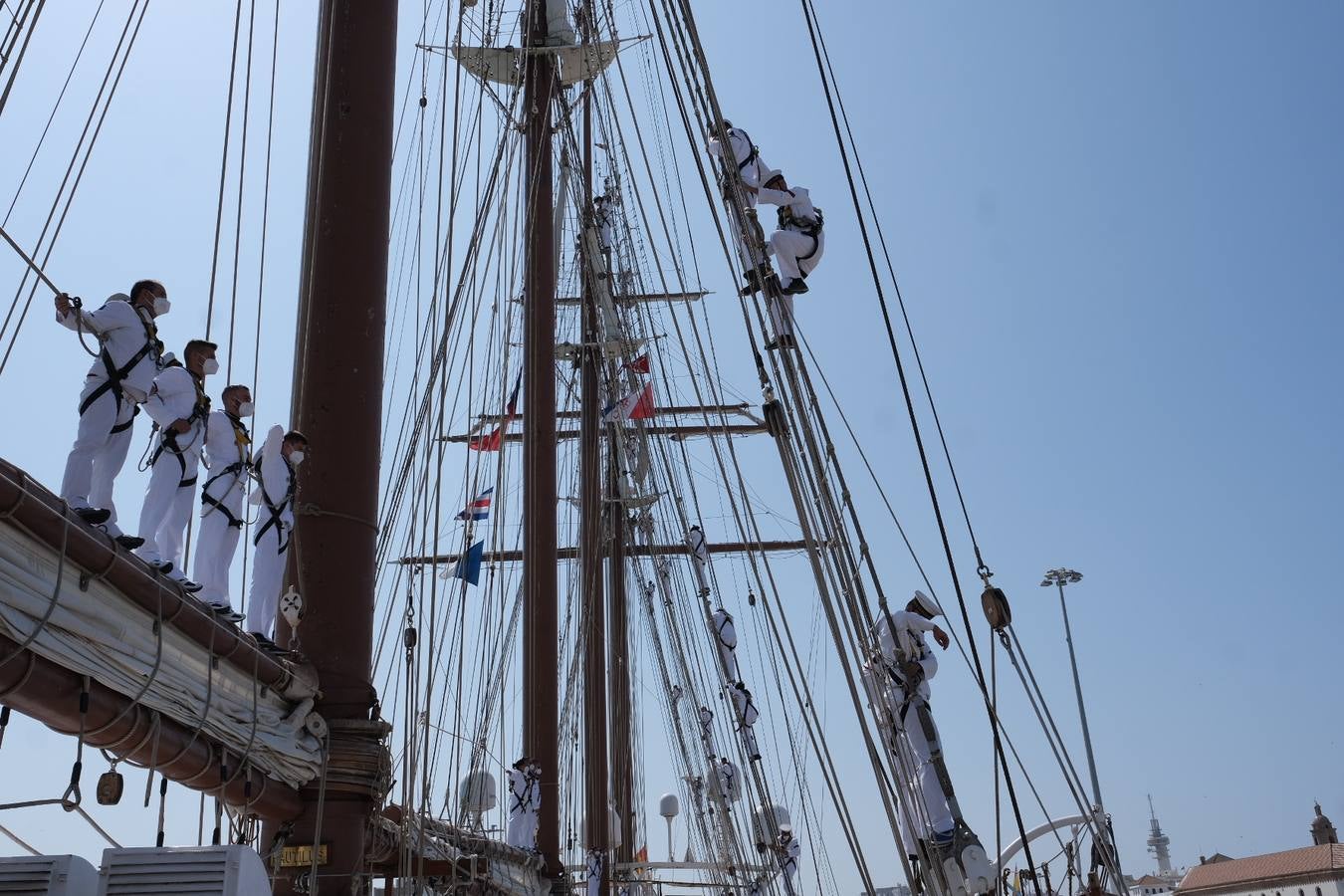 FOTOS: Así ha sido el recibimiento en Cádiz al Juan Sebastián de Elcano