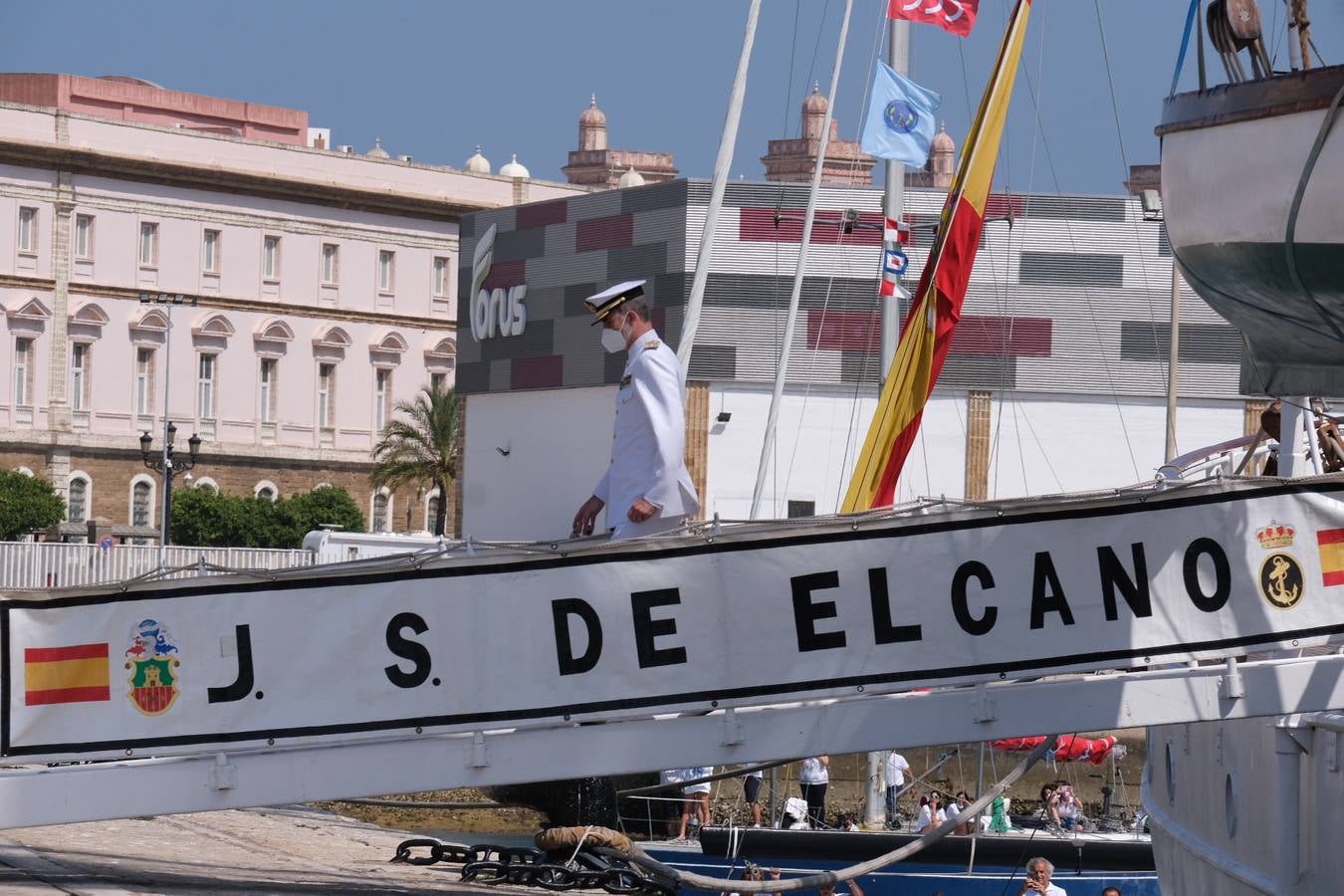 FOTOS: Así ha sido el recibimiento en Cádiz al Juan Sebastián de Elcano