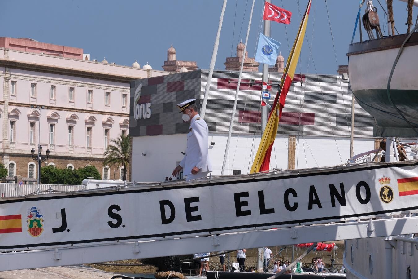 FOTOS: Así ha sido el recibimiento en Cádiz al Juan Sebastián de Elcano