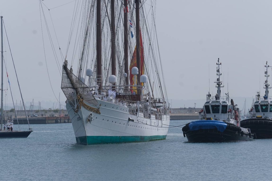 FOTOS: Así ha sido el recibimiento en Cádiz al Juan Sebastián de Elcano