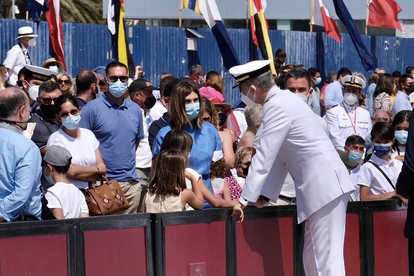 FOTOS: Así ha sido el recibimiento en Cádiz al Juan Sebastián de Elcano