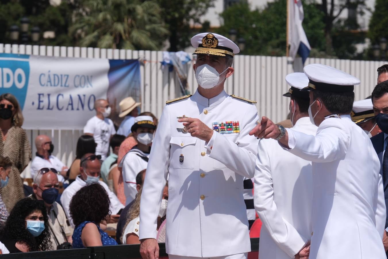 FOTOS: Así ha sido el recibimiento en Cádiz al Juan Sebastián de Elcano