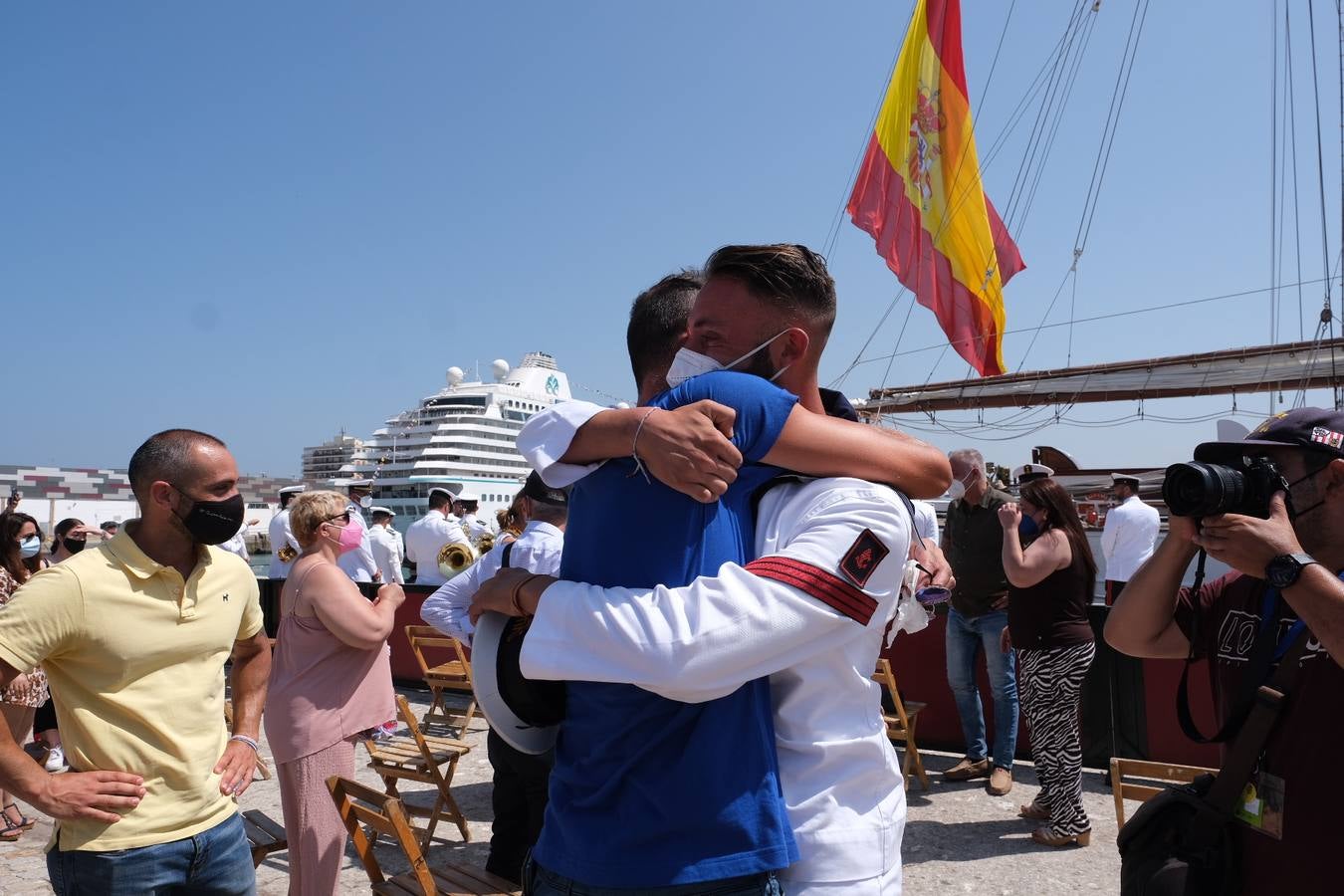 FOTOS: Así ha sido el recibimiento en Cádiz al Juan Sebastián de Elcano