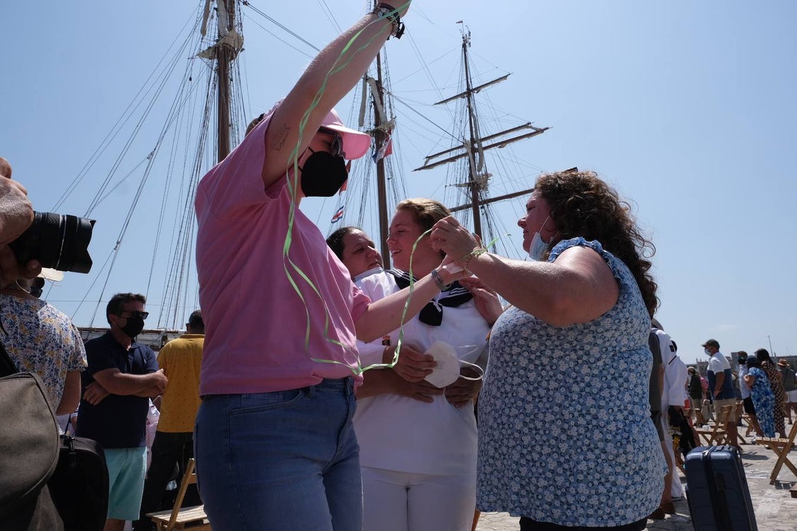 FOTOS: Así ha sido el recibimiento en Cádiz al Juan Sebastián de Elcano