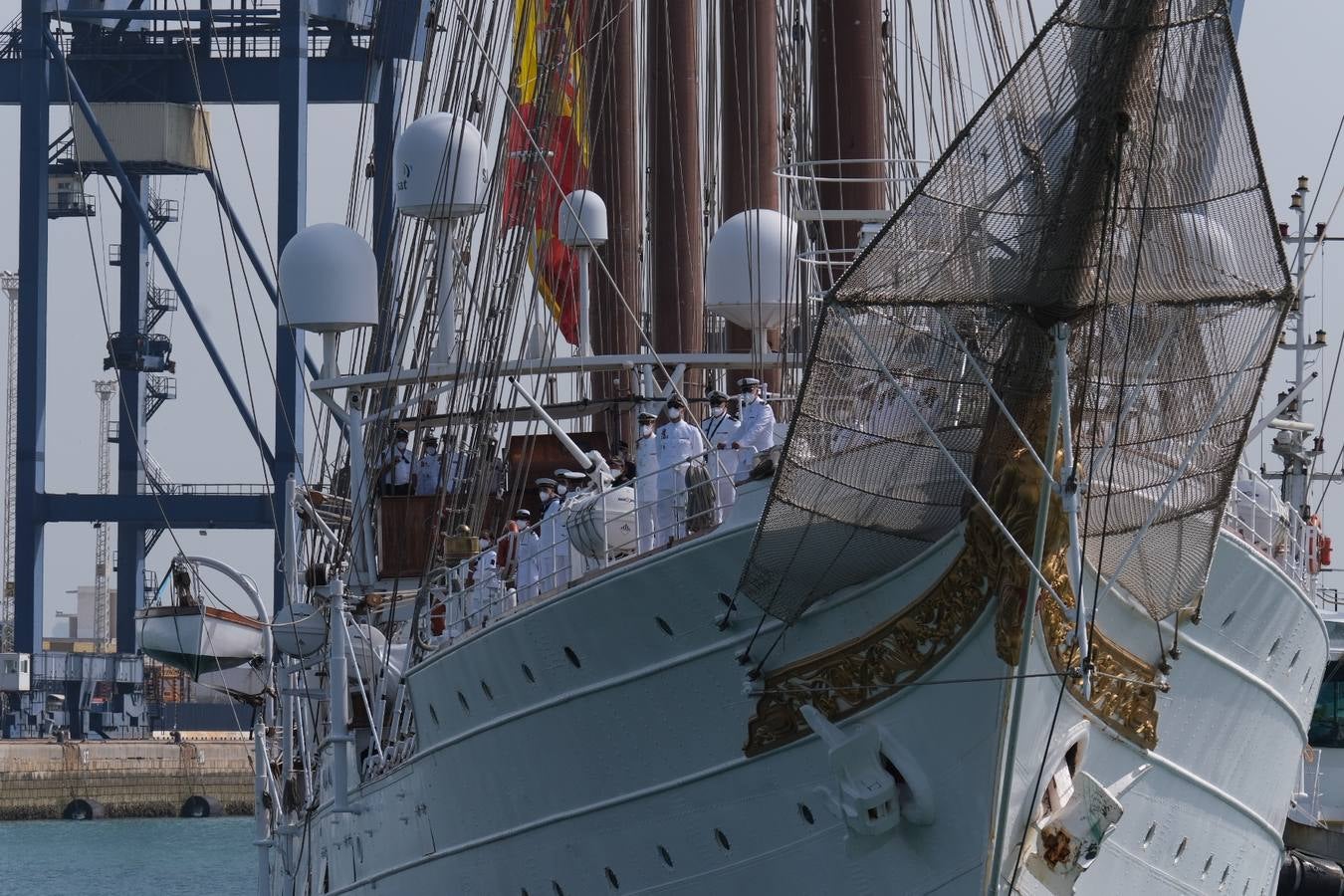 FOTOS: Así ha sido el recibimiento en Cádiz al Juan Sebastián de Elcano