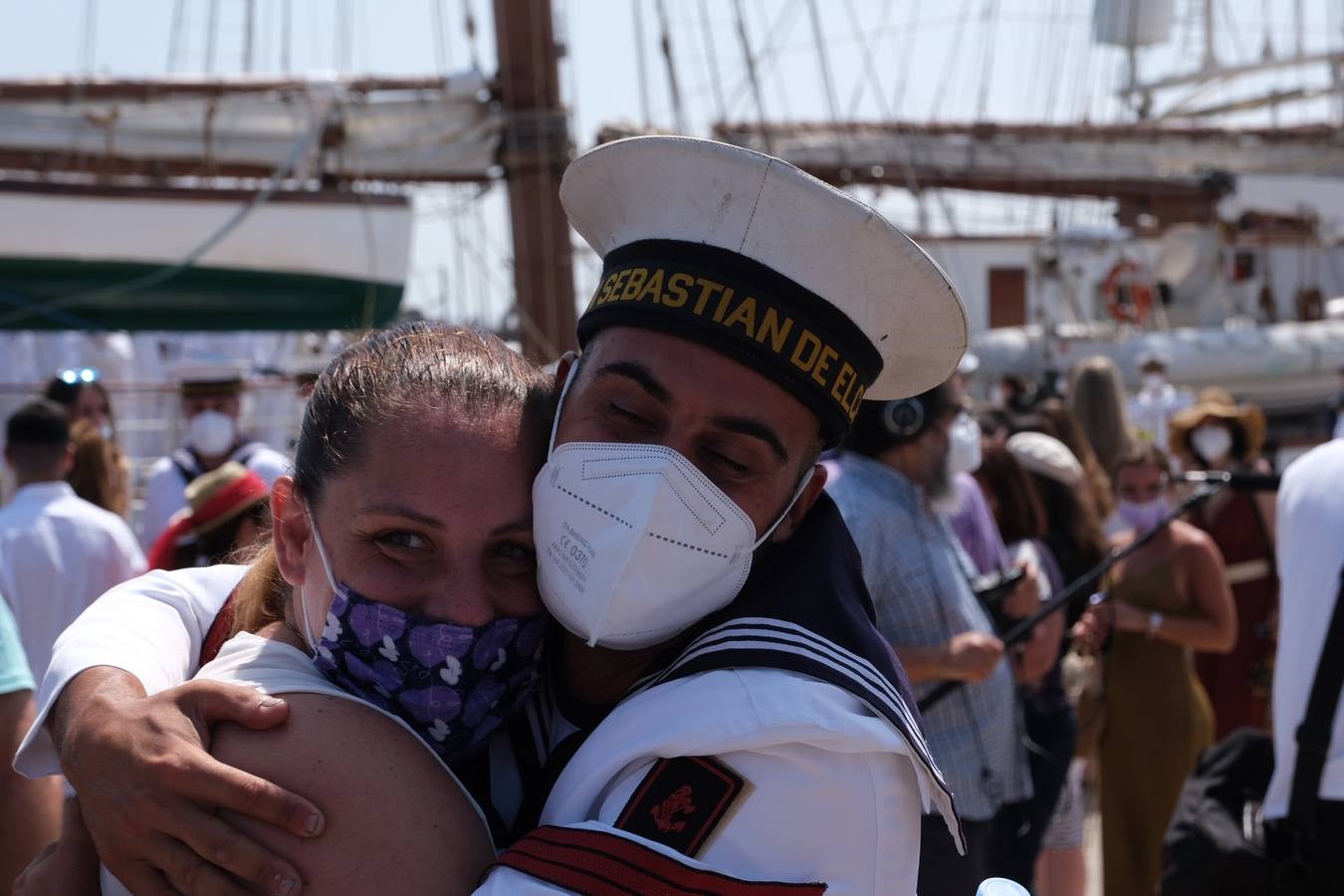 FOTOS: Así ha sido el recibimiento en Cádiz al Juan Sebastián de Elcano